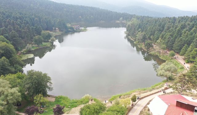 Gölcük Tabiat Parkı sonbaharda da misafirlerini ağırlıyor