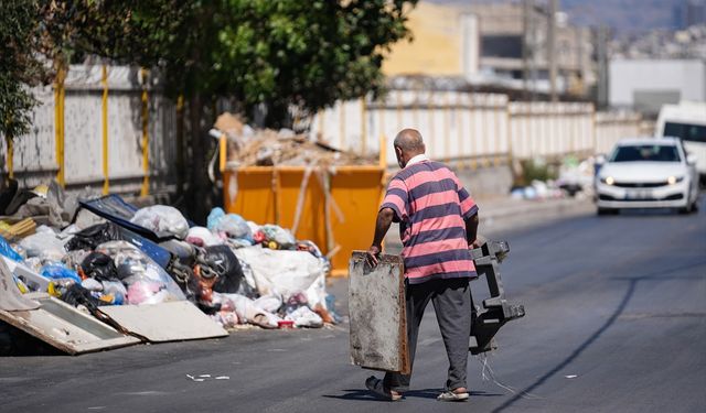 İzmir Buca'da toplanmayan çöpler tepkiye neden oluyor