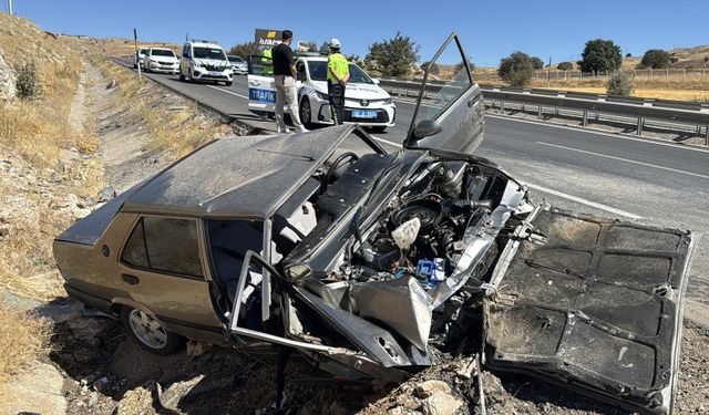 Sivas'ta şarampole devrilen otomobilde 3 kişi yaralandı