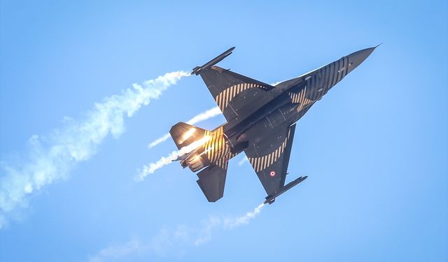SOLOTÜRK 10. Sivrihisar Hava Gösterileri'nde uçuş yaptı