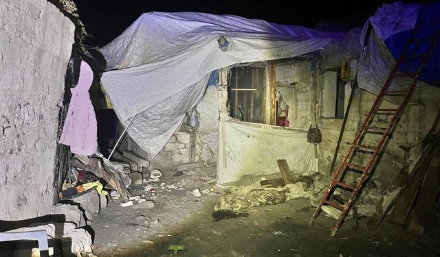 Erzurum'da toprak evin damı çöktü: 2 ölü