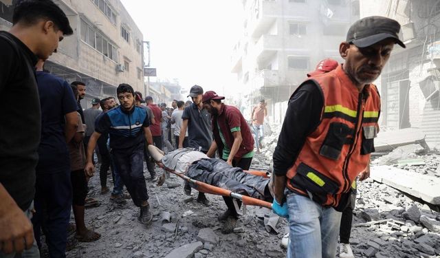 Gazze Şeridi'nde İsrail saldırılarında hasar gören bir bina çöktü