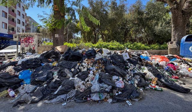 İzmir'de toplanmayan çöplere tepki