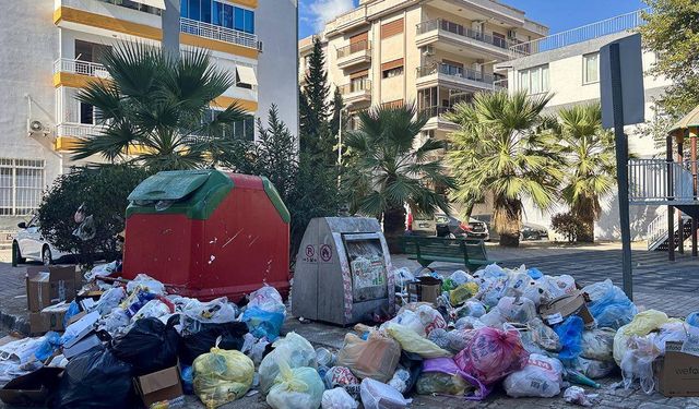İzmir’de çöp krizi devam ediyor! Sokaklar çöplerle doldu