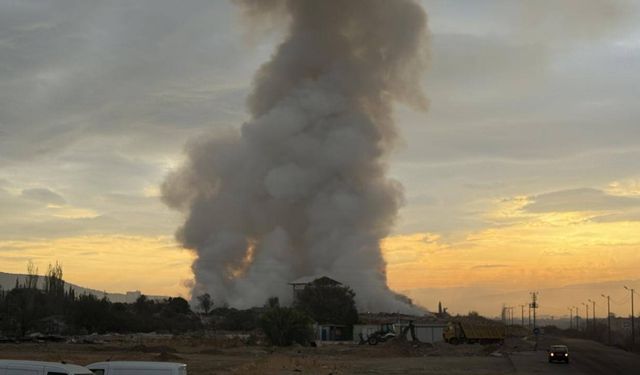 İzmir'de çöp aktarma noktasında yangın