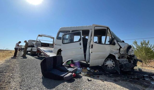 Şanlıurfa'da işçi taşıyan minibüs ile otomobil çarpıştı: 15 yaralı