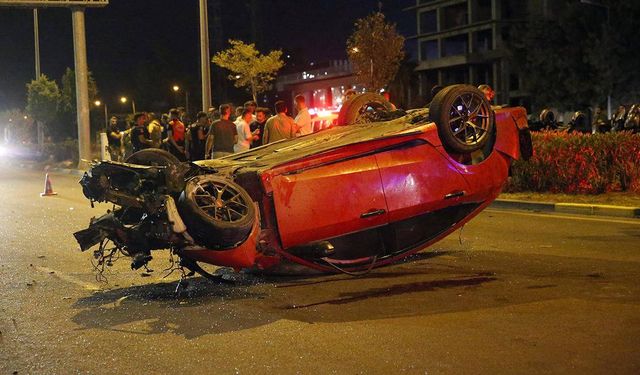 Kontrolden çıktı, kaldırımdaki yayalara çarpıp devrildi: 3 ölü, 3 yaralı
