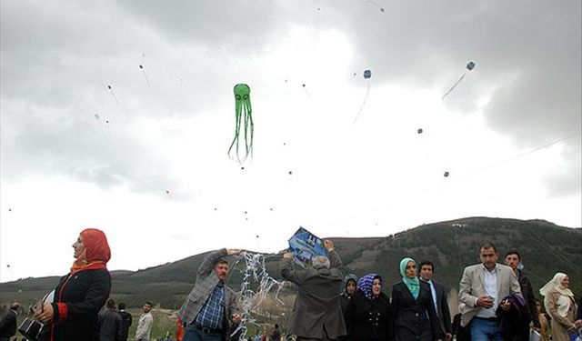 Çocuklar, uçurtmalarını ilik nakli olan Sıraç için uçurdu
