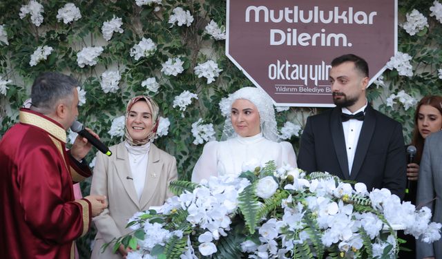 Bakan Göktaş, Bursa'da evlilik kredisi desteğinden faydalanan çiftin nikah şahidi oldu