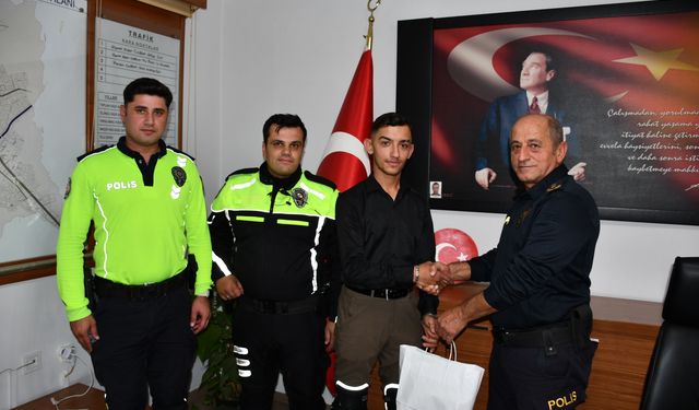 Cezadan sonra kask kullanmaya başlayan kurye, kaza geçirince polise teşekkür etti