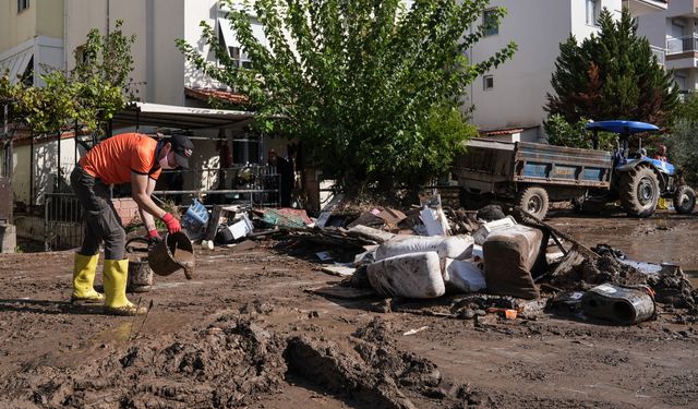 İzmir Foça'daki afetin yaraları sarılıyor