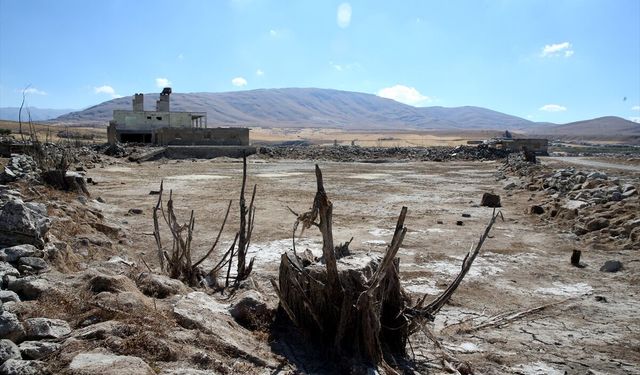 Kayseri'de baraj suyu çekilince eski 4 yerleşim yeri ortaya çıktı