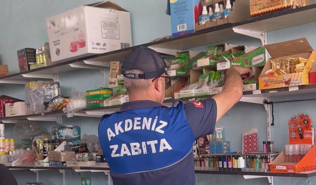 Mersin'de bakkalda son kullanım tarihi geçmiş gıda ürünleri ele geçirildi