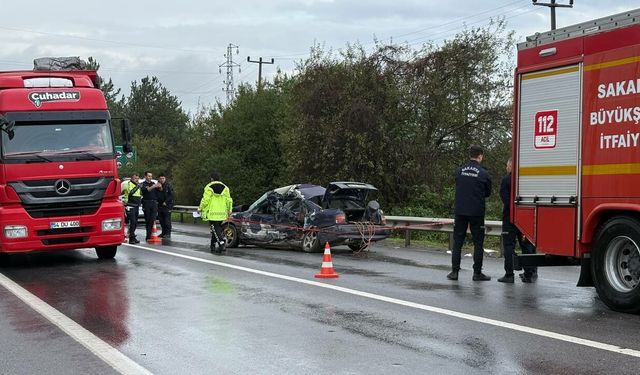 Sakarya'da otobüsle çarpışan otomobildeki 1 kişi öldü, 2 kişi yaralandı