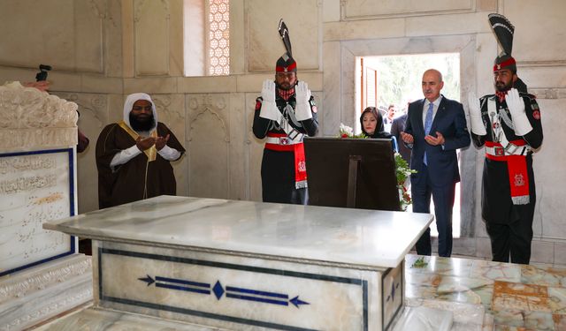 TBMM Başkanı Numan Kurtulmuş, Pakistan'ın milli şairi Muhammed İkbal'in kabrini ziyaret etti