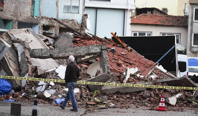 Balıkesir'de depremin neden olduğu hasar gün ağarınca ortaya çıktı