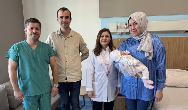 Bebeğe kıkırdak dokusundan "iman tahtası" yapıldı