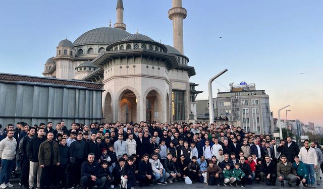 TÜGVA’dan 1500 gençle Taksim’de sabah namazı buluşması