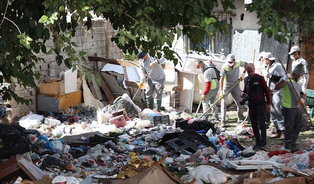 Antalya'da 8 evden tonlarca çöp çıktı
