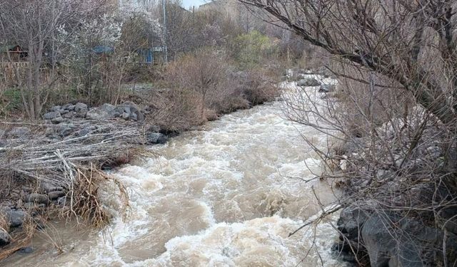 Hakkari'de derede kaybolan çocuk için arama çalışması yapıldı