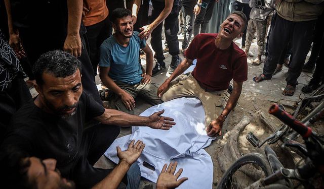 Katil İsrail, işgal altındaki El-Halil'de bir Filistinliyi katletti