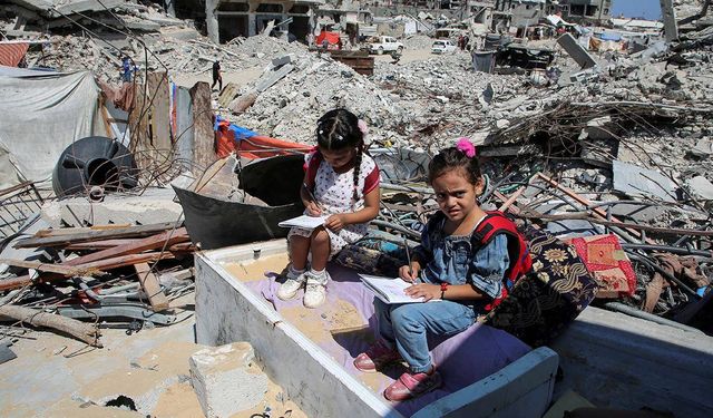 Filistinliler başlarını sokacak yer bulamadıkları için yıkılmaya yüz tutmuş evlere sığınıyor