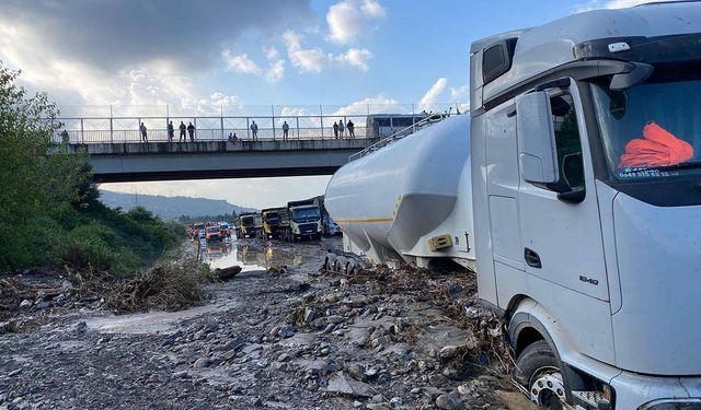 Hatay'da sel faciası! Otoyol kapandı