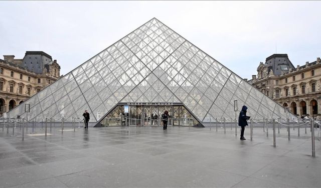 Louvre Müzesi su sızıntısı nedeniyle ziyarete kapatıldı