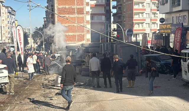 Malatya'da freni arızalanan kamyon 15 araca çarptı: 3 yaralı