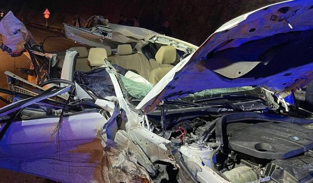 Park halindeki tıra çarpan otomobildeki 1 kişi öldü, 1 kişi yaralandı