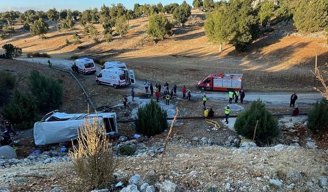 Mersin'de işçi servisi şarampole devrildi: Ölü ve yaralılar var