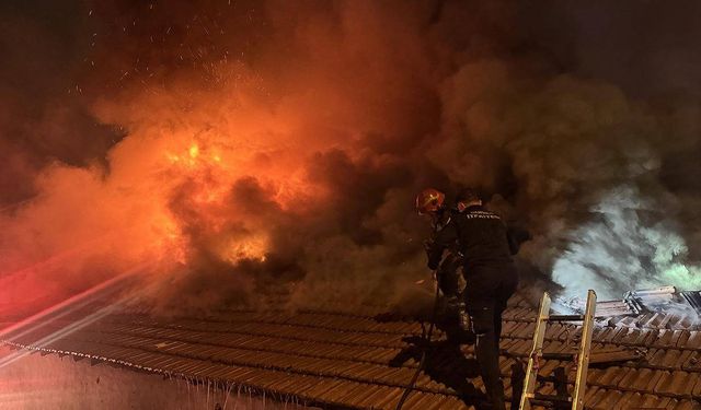 Bursa’da oto yedek parça dükkanında yangın: 4 iş yeri hasar gördü