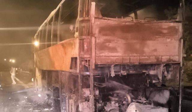 Seyir halindeki yolcu otobüsü yandı