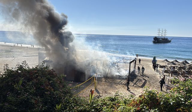Alanya'da büfede çıkan yangın hasara neden oldu