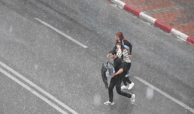 Antalya'da sağanak ve dolu etkili oluyor