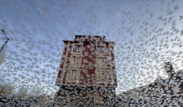 Ardahan'da Kura Nehri'nin yüzeyi buz tutmaya başladı