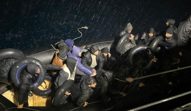 İzmir açıklarında 26 göçmen kurtarıldı