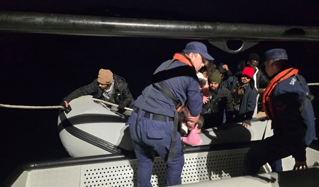 İzmir'de 42 düzensiz göçmen yakalandı, 24 göçmen kurtarıldı