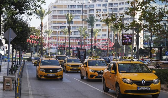 İzmir'de taksicilerden korsan taksiciliğe konvoylu tepki