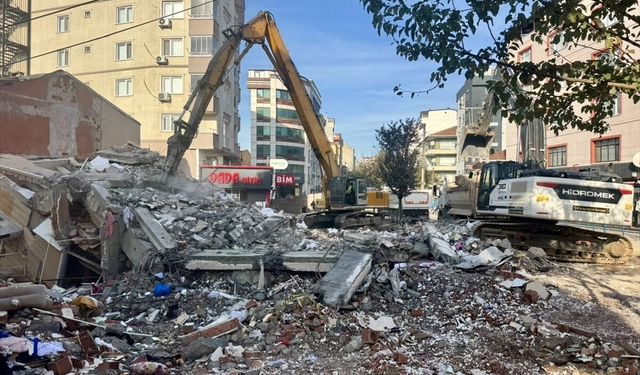 Kocaeli'de çöken apartman ve tahliye edilen binaların bulunduğu bölgede çalışmalar sürüyor