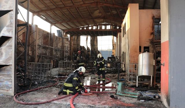 Kocaeli'de yangın çıkan fabrikada bilirkişi heyeti inceleme yaptı