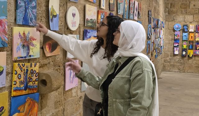 Lübnanlı çocuklar, tanık oldukları savaş sahnelerini 'umut dolu' tablolara dönüştürdü