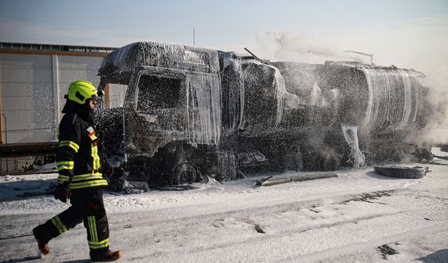 Mersin'de akaryakıt yüklü tankerde çıkan yangın söndürüldü