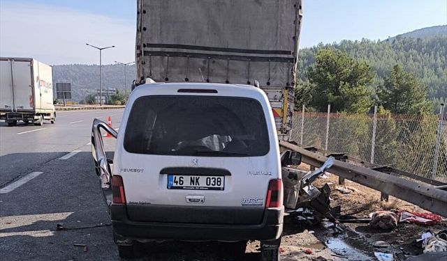 Mersin'de kamyon ile hafif ticari araç çarpıştı