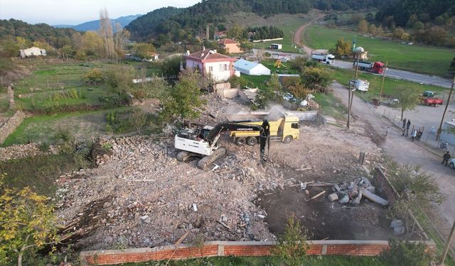 Sındırgı'da ağır hasarlı binaların yıkım çalışmaları sürüyor