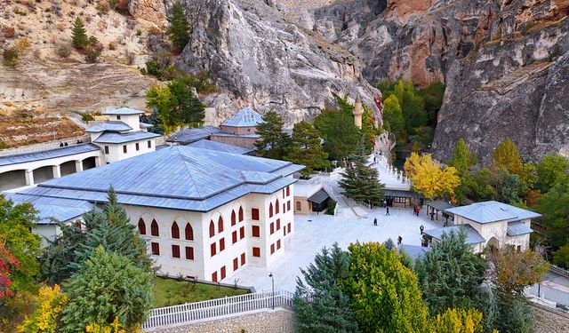 Somuncu Baba Külliyesi sonbahar renklerine büründü