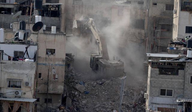 İşgalci İsrail Filistinlilere ait 3 evi yıktı