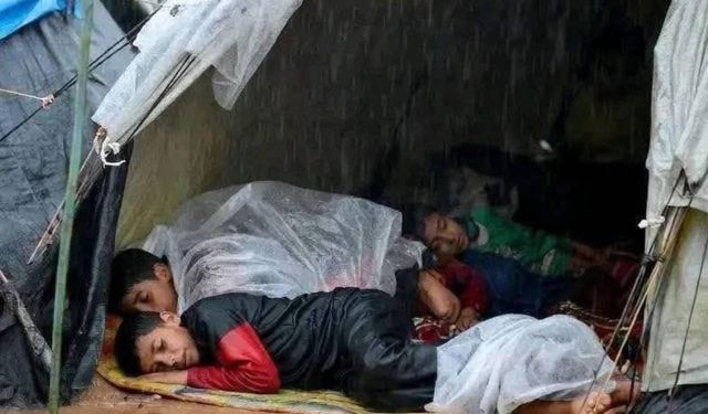 Aşırı yağış ve fırtına Gazze'deki Filistinlilerin çektiği çileyi artırıyor