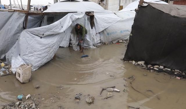 Gazze'de binlerce çadırı su bastı!