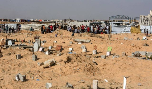 Gazze’de ölümle yaşam iç içe geçti: Filistinliler mezarlıklarda barınıyor